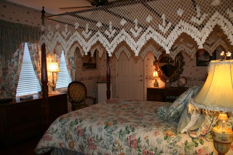 Panoramic Double Room, 1 Bedroom, Fireplace, Lake View Not Pet Friendly (Highwaymen Sunset) | Individually decorated, individually furnished, iron/ironing board