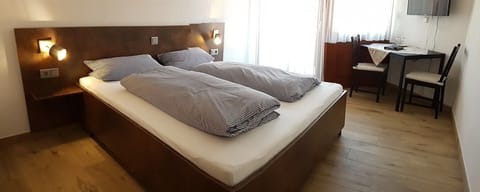 Double Room, Balcony | Hypo-allergenic bedding, individually furnished, desk