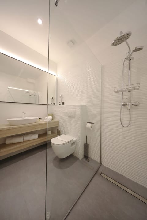 Standard Double Room | Bathroom | Shower, free toiletries, hair dryer, bathrobes