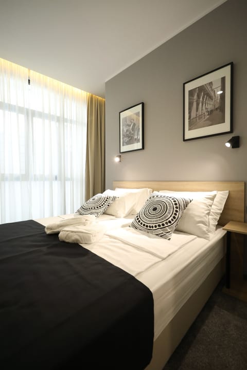 Standard Double Room | Minibar, in-room safe, desk, soundproofing