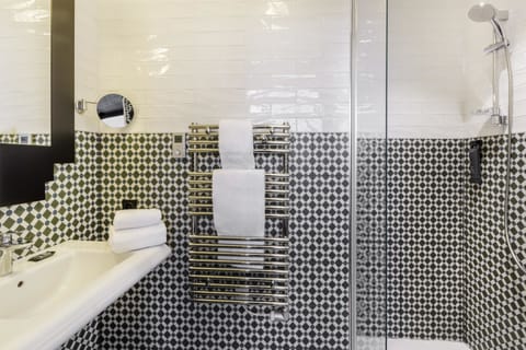 Shower, rainfall showerhead, free toiletries, hair dryer