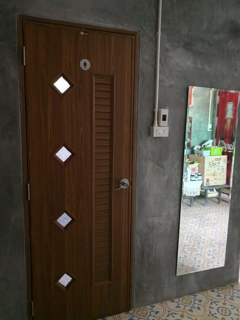 Shower, free toiletries, towels