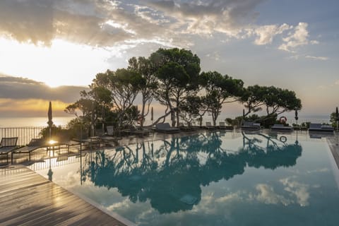 Seasonal outdoor pool, pool umbrellas, sun loungers