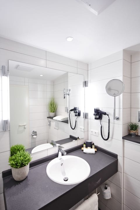 Premium Single Room | Bathroom | Free toiletries, hair dryer, towels