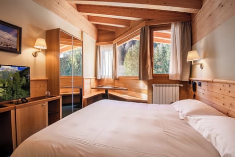 Standard Triple Room | Hypo-allergenic bedding, minibar, in-room safe, desk