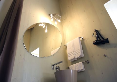 Lodge Doppelzimmer | Bathroom | Hair dryer, towels, soap, toilet paper