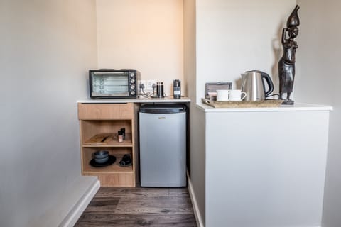 Luxury Suite | Private kitchen | Coffee/tea maker, electric kettle
