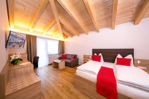 Comfort Suite, 2 Bedrooms, Balcony | Hypo-allergenic bedding, in-room safe, desk, free WiFi