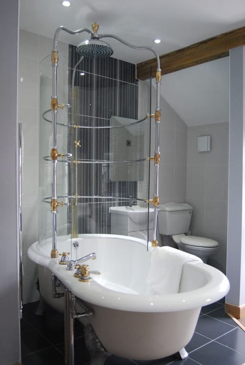Combined shower/tub, towels