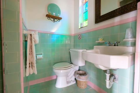 Deluxe Single Room, 1 Queen Bed, Courtyard View, Courtyard Area | Bathroom | Shower, free toiletries, towels