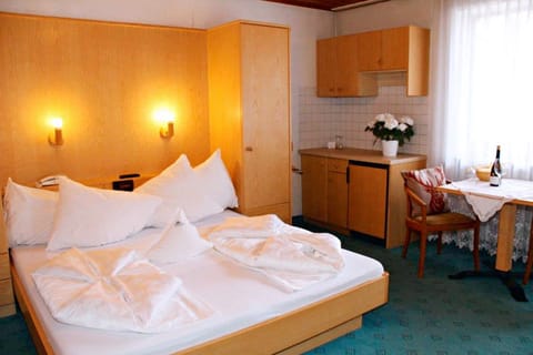 Family Room | In-room safe, free WiFi