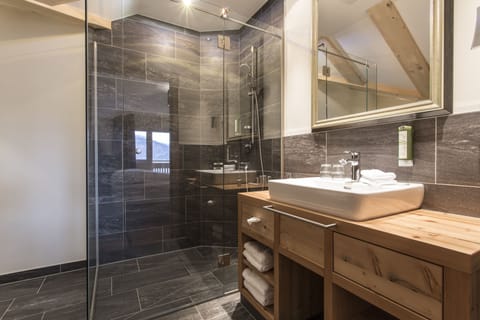 Comfort Double Room | Bathroom | Shower, free toiletries, bathrobes, slippers