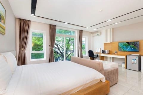 Premium Apartment | In-room safe, desk, blackout drapes, soundproofing