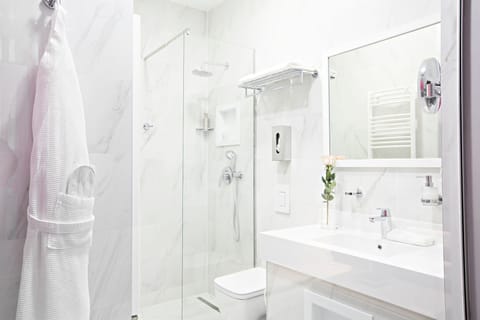 Superior Room | Bathroom | Bathtub, free toiletries, hair dryer, bathrobes