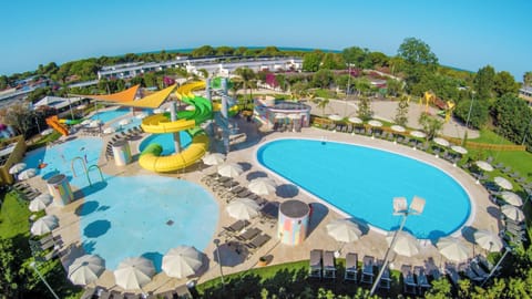 5 outdoor pools, pool umbrellas, sun loungers
