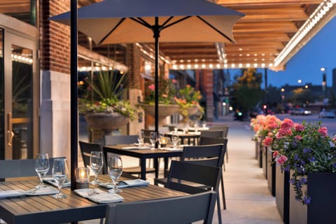 2 restaurants; breakfast, lunch, and dinner served