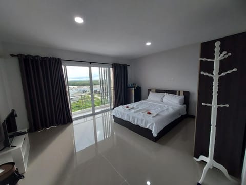 Standard Room, 1 Queen Bed, Non Smoking | Blackout drapes, free WiFi, bed sheets