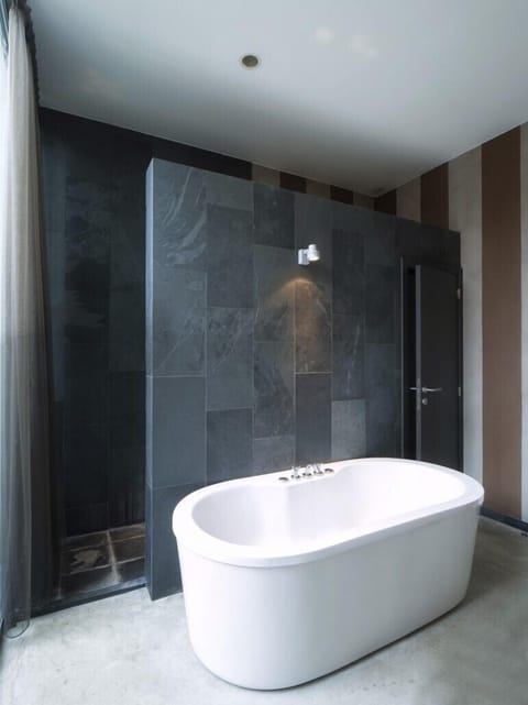 Standard Double Room | Deep soaking bathtub