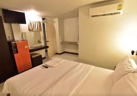 Standard with Window | In-room safe, individually decorated, desk, soundproofing