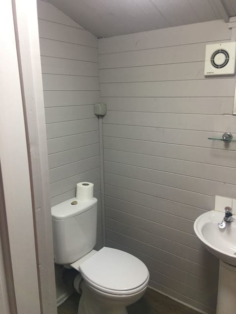 Family Room, Multiple Beds, Non Smoking | Bathroom | Shower, towels