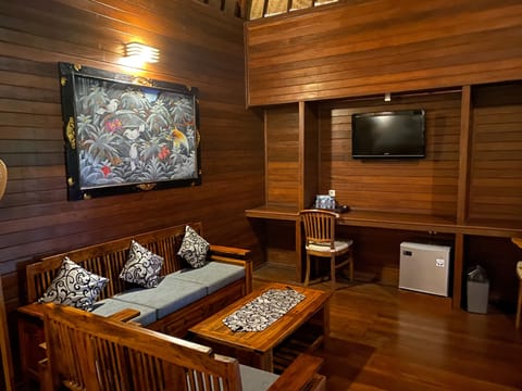 Family Suite, 1 Bedroom, Balcony, Garden View | Living area