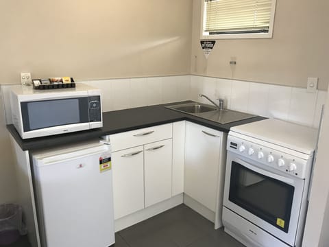 Family Suite | Private kitchen | Fridge, microwave, coffee/tea maker