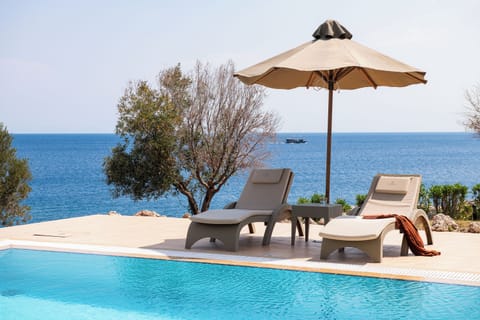 Royal Suite, Private Pool | Premium bedding, minibar, in-room safe, desk
