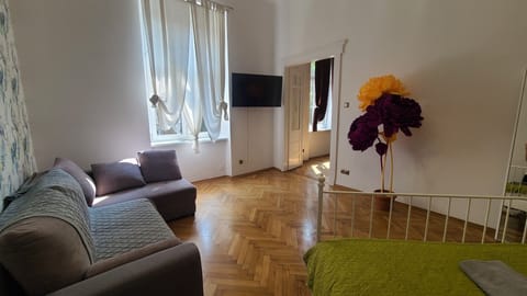 Family Apartment | Hypo-allergenic bedding, desk, laptop workspace, free WiFi