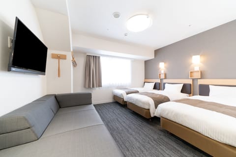 Down comforters, in-room safe, desk, blackout drapes