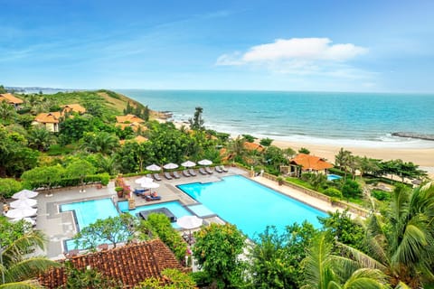 Outdoor pool, pool umbrellas, sun loungers