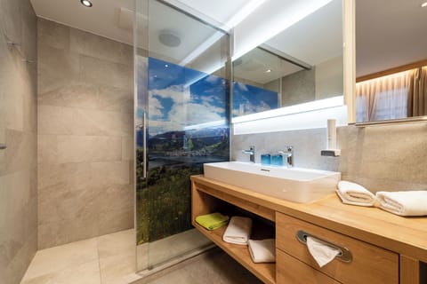 Junior Suite, Balcony | Bathroom | Hair dryer, towels, soap, shampoo