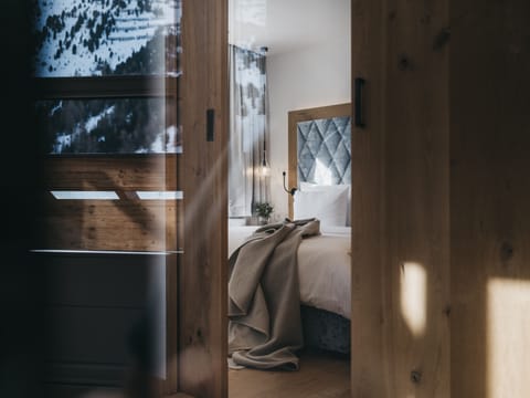 One-Bedroom Suite | Hypo-allergenic bedding, in-room safe, laptop workspace, soundproofing