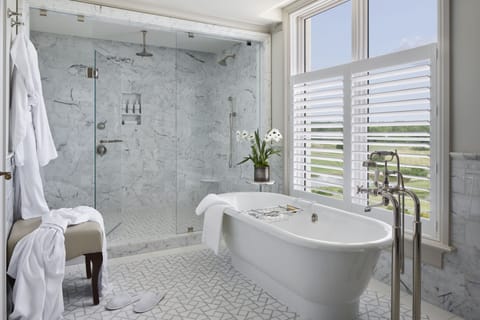 Deep soaking bathtub