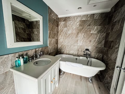 Comfort Double Room, Sea View | Bathroom | Free toiletries, towels