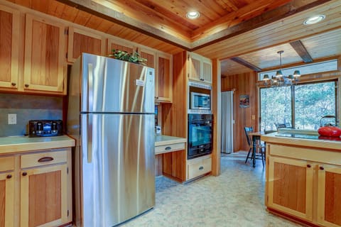 Private kitchen | Fridge, microwave, oven, stovetop
