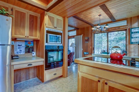 Private kitchen | Fridge, microwave, oven, stovetop