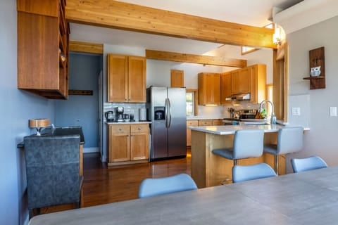 House, 3 Bedrooms | Private kitchen | Fridge, oven, coffee/tea maker, toaster