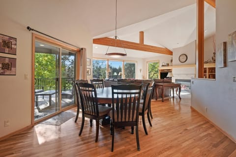 House, 5 Bedrooms | Private kitchen | Fridge, oven, coffee/tea maker, toaster