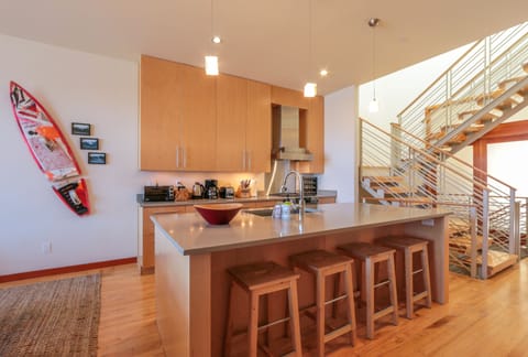 House, 4 Bedrooms | Private kitchen | Fridge, oven, stovetop, coffee/tea maker