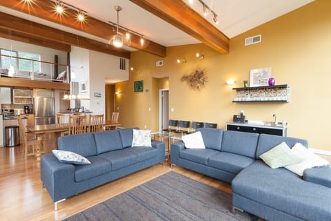 House, 4 Bedrooms | Living area