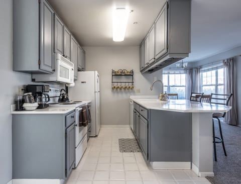 Condo, 1 Bedroom | Private kitchen | Fridge, microwave, oven, stovetop