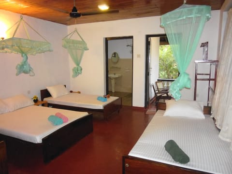 4 bedrooms, Egyptian cotton sheets, premium bedding, Select Comfort beds