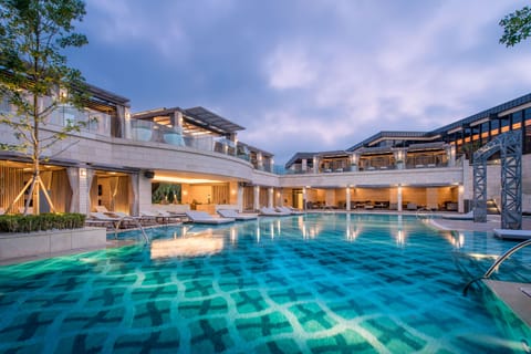 Indoor/outdoor pool