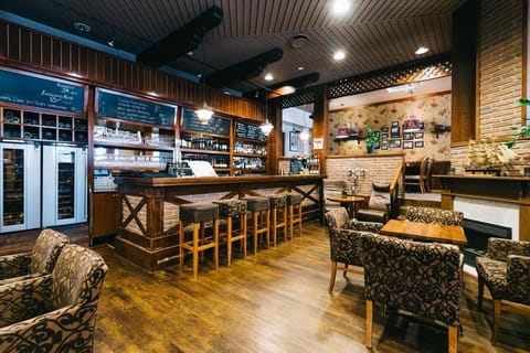 2 bars/lounges