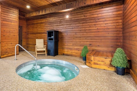 Seasonal outdoor pool, open 6:00 AM to 10:00 PM, sun loungers