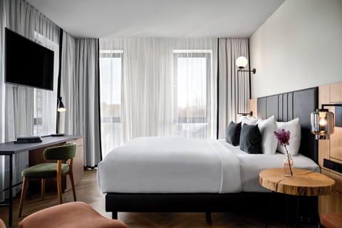 Deluxe Room, 1 King Bed | Minibar, in-room safe, desk, blackout drapes