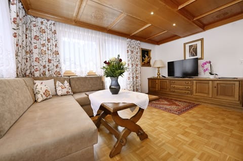 Panoramic Room | Living area | 28-inch flat-screen TV with cable channels, TV