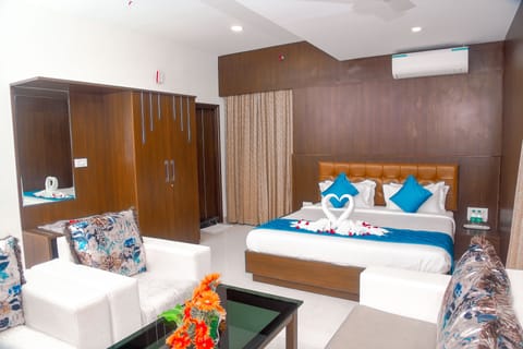 Club Room | 1 bedroom, Egyptian cotton sheets, premium bedding, in-room safe