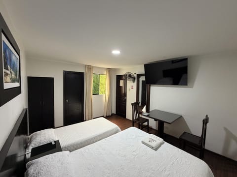Habitación matrimonial + adicional | WiFi (free), bed sheets