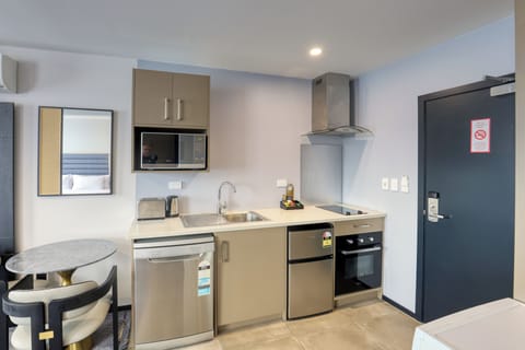 Superior King Studio | Private kitchen | Mini-fridge, microwave, oven, stovetop